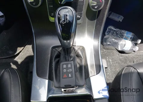 2015 Volvo S60 T6 R-Design Platinum из США, поврежденный, VIN YV1902TS7F1345877